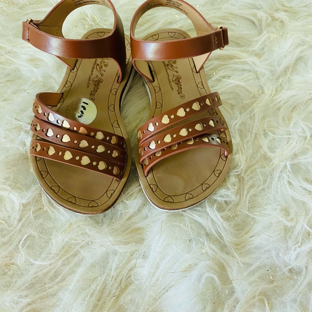 Brown slippers with gold hearts